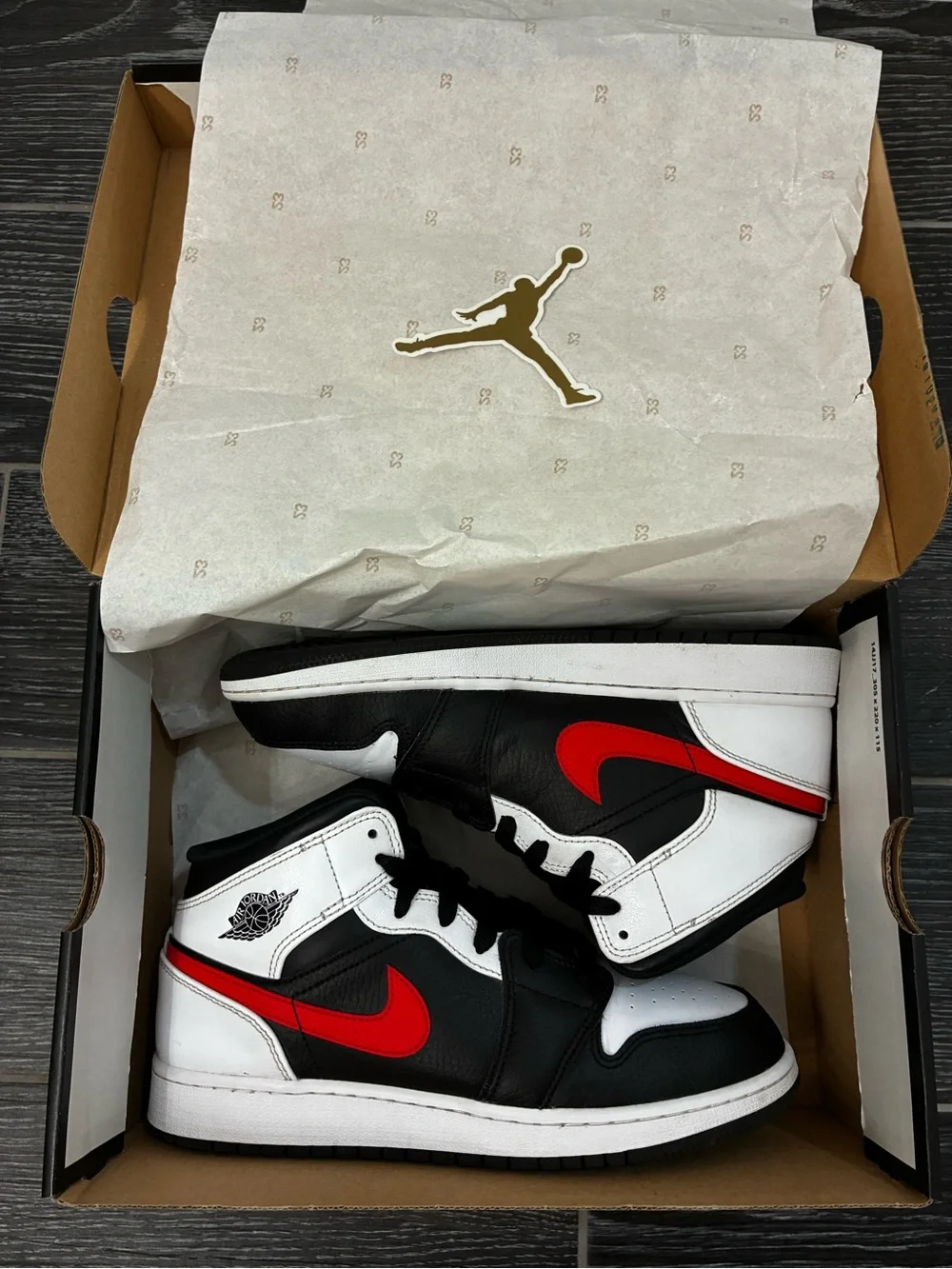 Jordan 1 Mid (GS) Black/Chile Red-White - Picture 2 of 10